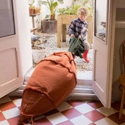 Lorena Canals Fauteuils Et Poufs Enfant Pouf Géant Cathy La Carotte X Oli & Carol (100 X 55 Cm) -Commodes enfant Soldes pouf geant cathy la carotte x oli carol 100 x 55 cm 2